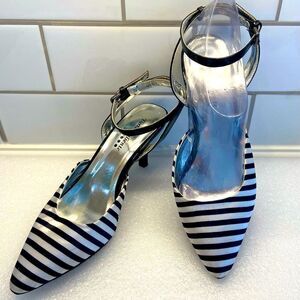 ⭐️Torta Caliente BNWOT Black& White Striped Sling Adjustable Strap HeelsSize 8.5